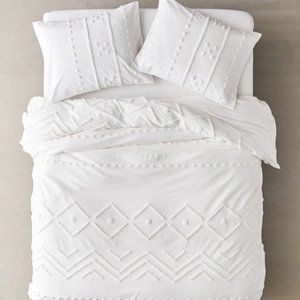 Urban Outfitters Bomi Tufted Comforter Bedding Set